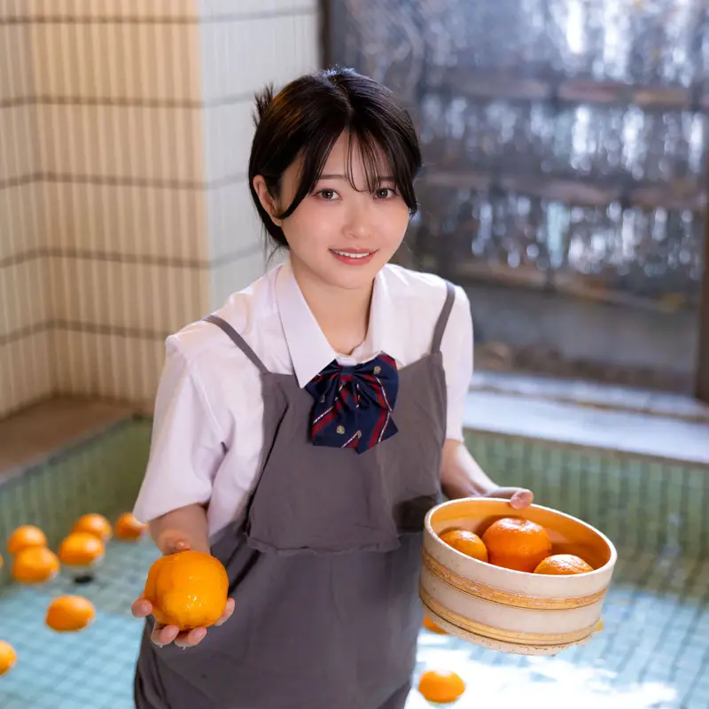 青坂あおい | 話題沸騰！美乳が挑む女子校生 超エロいスチール写真(kure046)-1